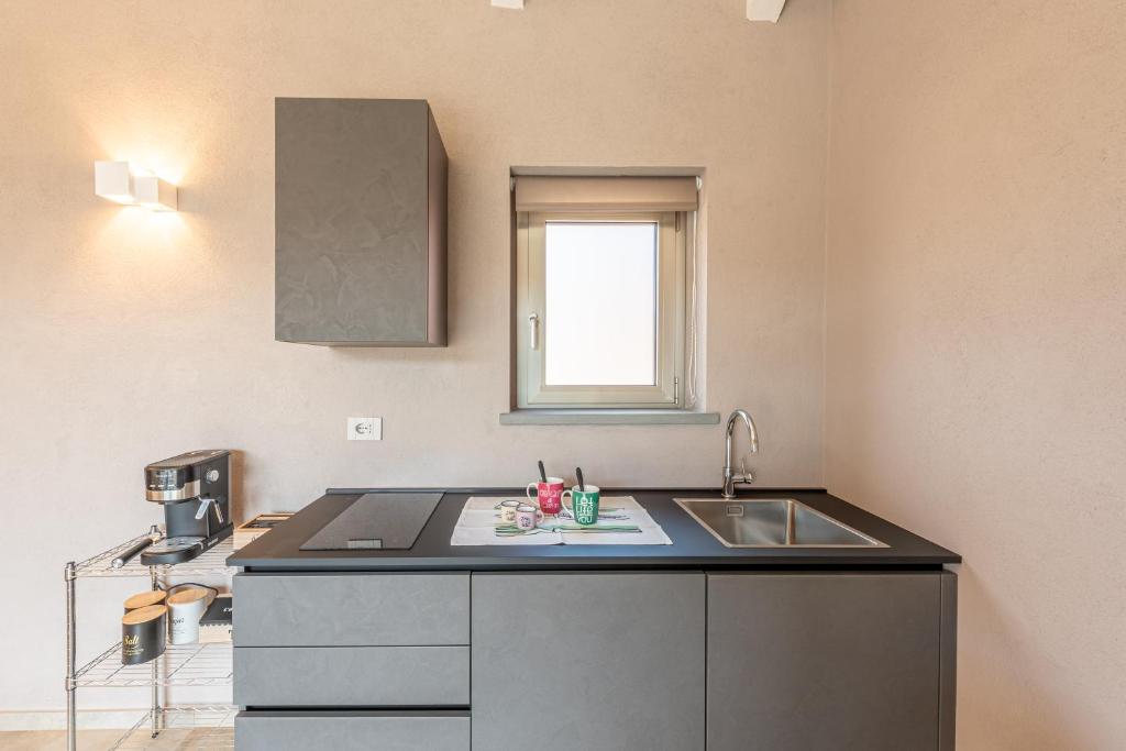 Kuchyň nebo kuchyňský kout v ubytování Basumse Holiday Apartments, Langhe