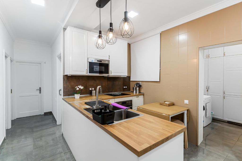 Kuchyň nebo kuchyňský kout v ubytování Urban Nest Suites