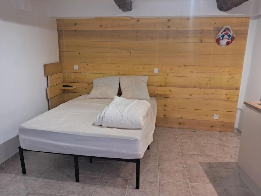 Ένα ή περισσότερα κρεβάτια σε δωμάτιο στο studio rez de chaussée