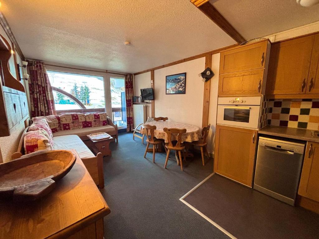 un salon avec une cuisine et une salle à manger dans l'établissement Appartement rénové pour 4 pers au pied des pistes - La Croisette - FR-1-452-196, aux Menuires