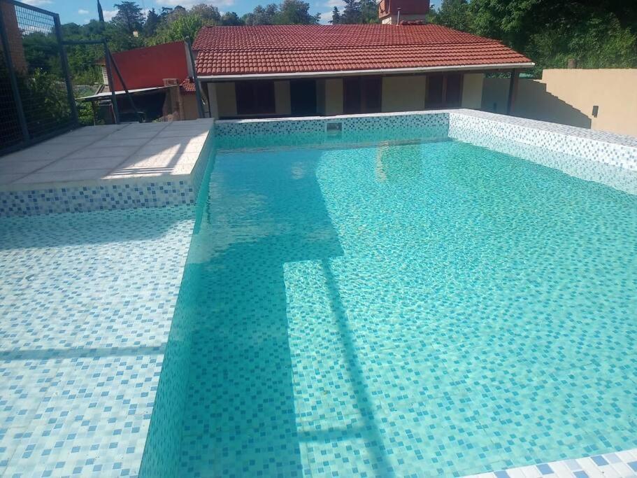 a large swimming pool with a blue at Acogedora casa Vacacional en Valle Hermoso Cordoba in Valle Hermoso