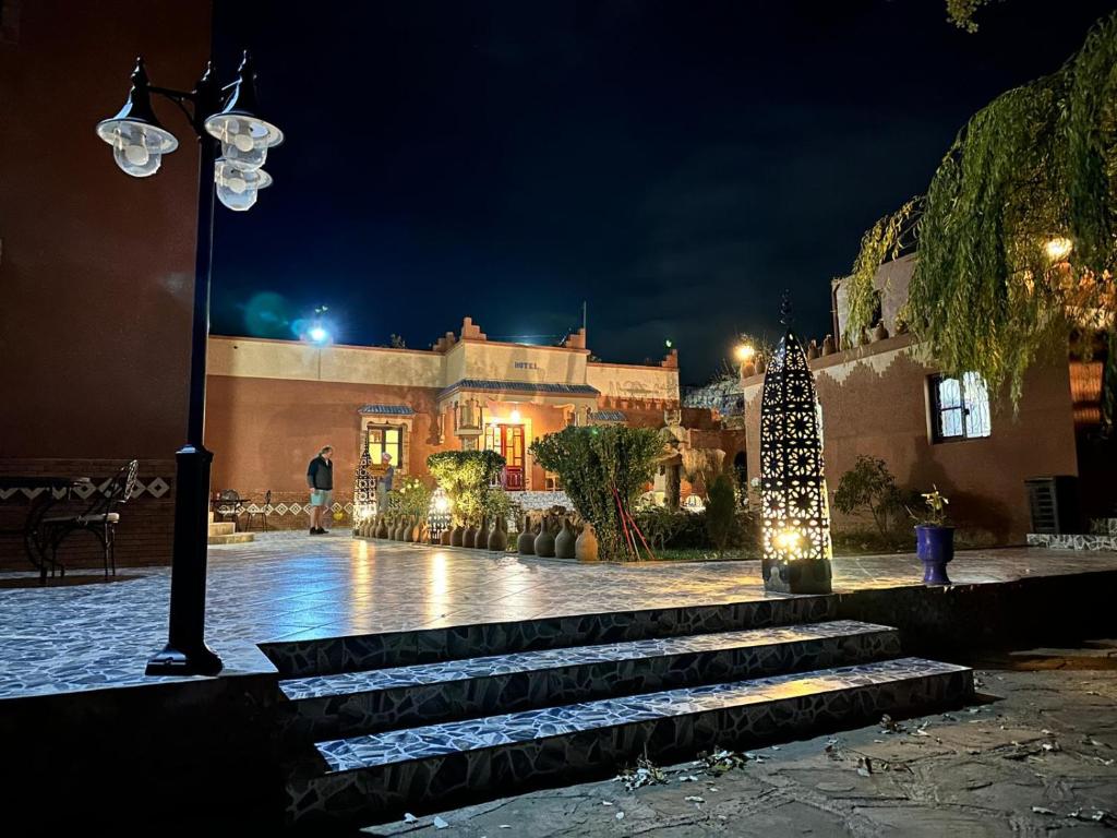 Tòa nhà nơi khách sạn tọa lạc