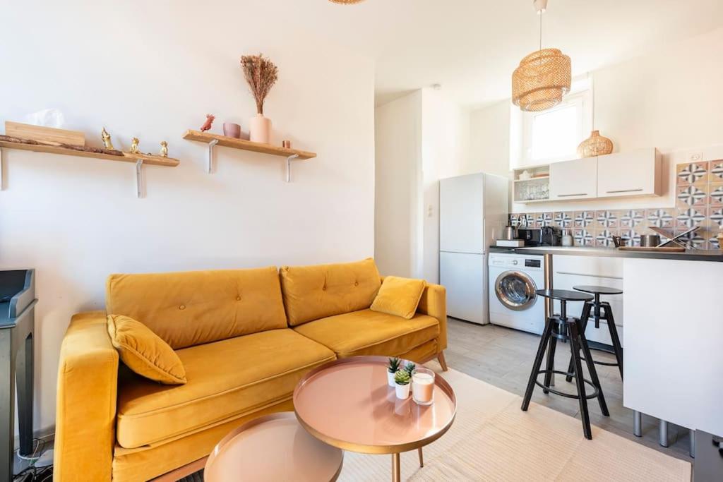 un salon avec un canapé et une table dans l'établissement Appartement Endoume, à Marseille