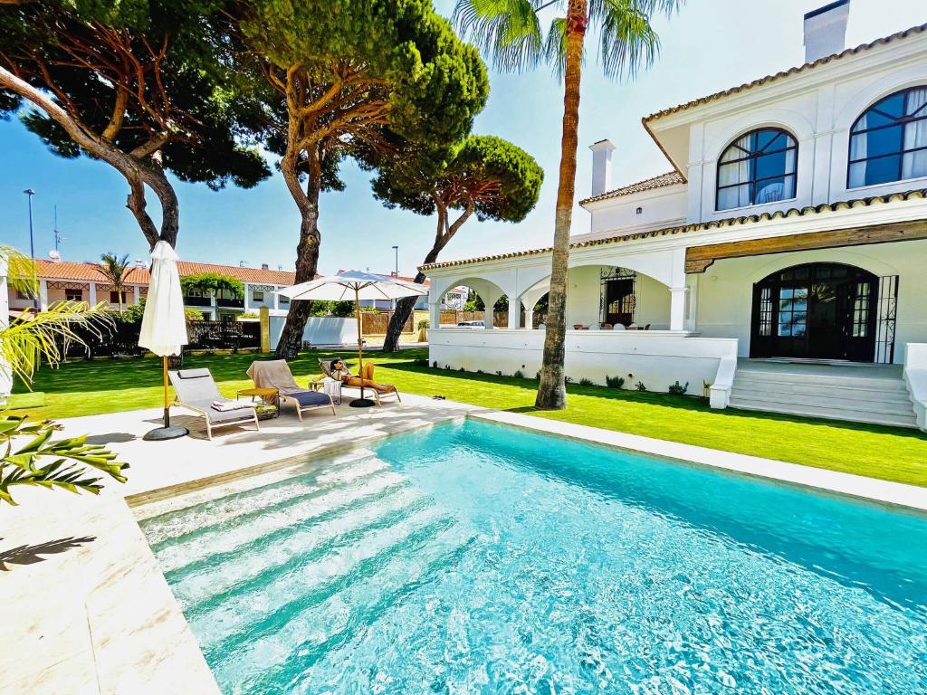 basen przed domem w obiekcie Villa Velero - Ole Solutions w mieście Sanlúcar de Barrameda