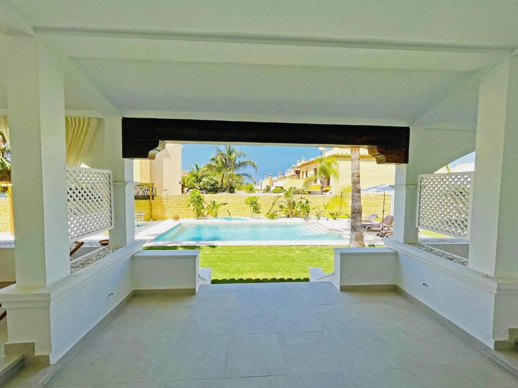 widok na basen z domu w obiekcie Villa Velero - Ole Solutions w mieście Sanlúcar de Barrameda