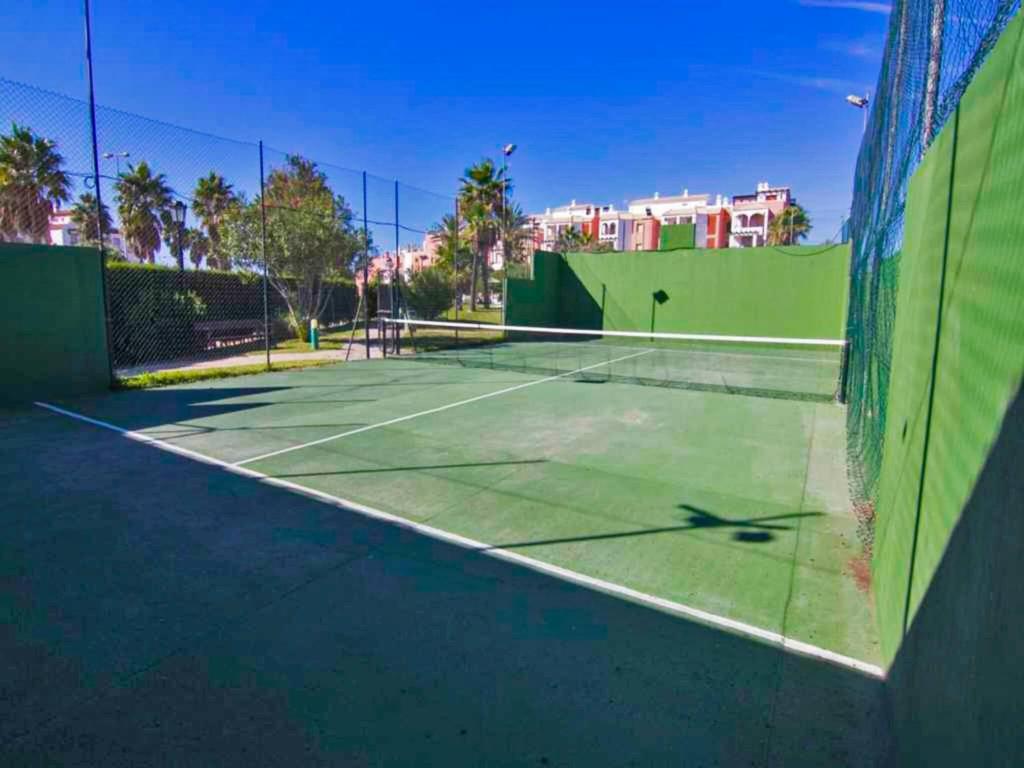Tenis alebo squash v ubytovaní Zahara Paradise - Ole Solutions alebo jeho okolí