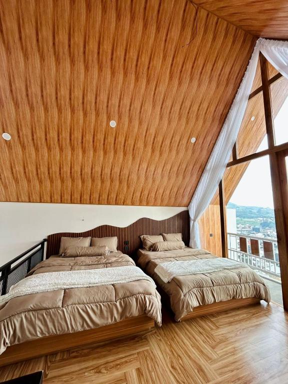 Postel nebo postele na pokoji v ubytování Sun Farm Dieng Villas