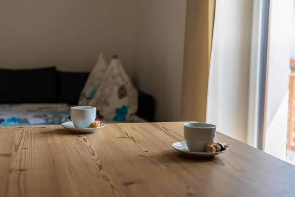 Příslušenství pro přípravu čaje a kávy v ubytování Ferienwohnung Eisl