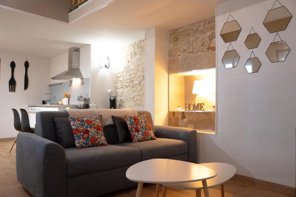 un salon avec un canapé et une table dans l'établissement Duplex LE STUD'71 - 100m de la gare, à Chalon-sur-Saône