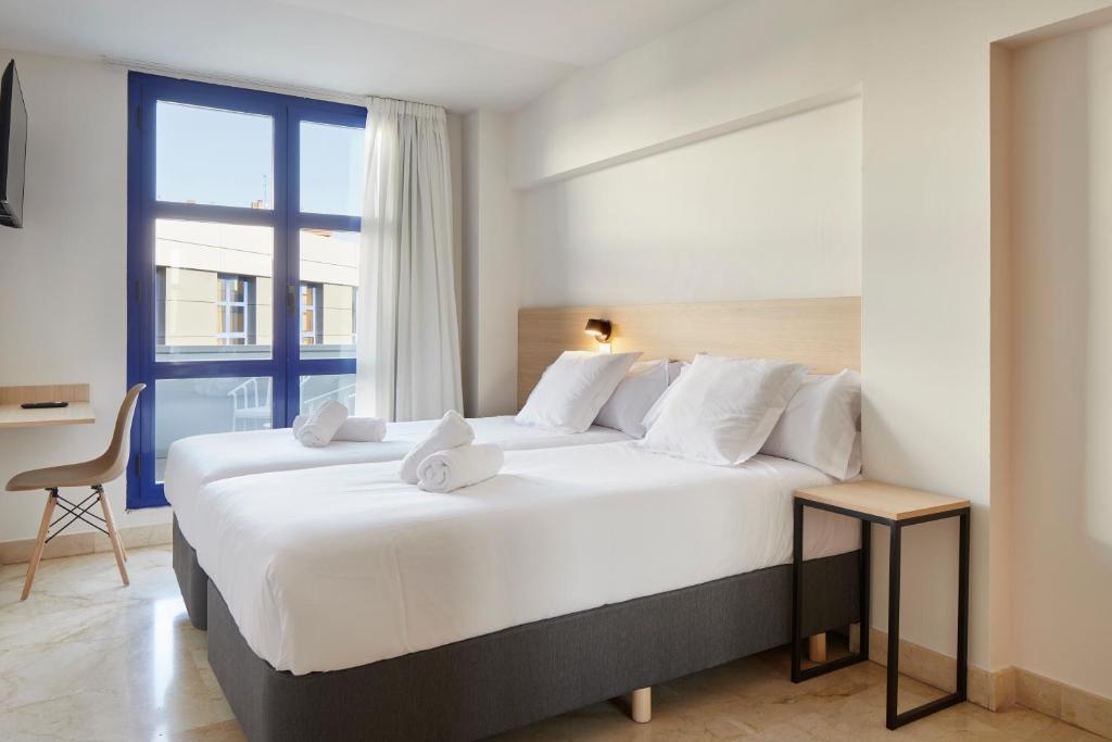 Postel nebo postele na pokoji v ubytování Iraipe Logroño Hotel