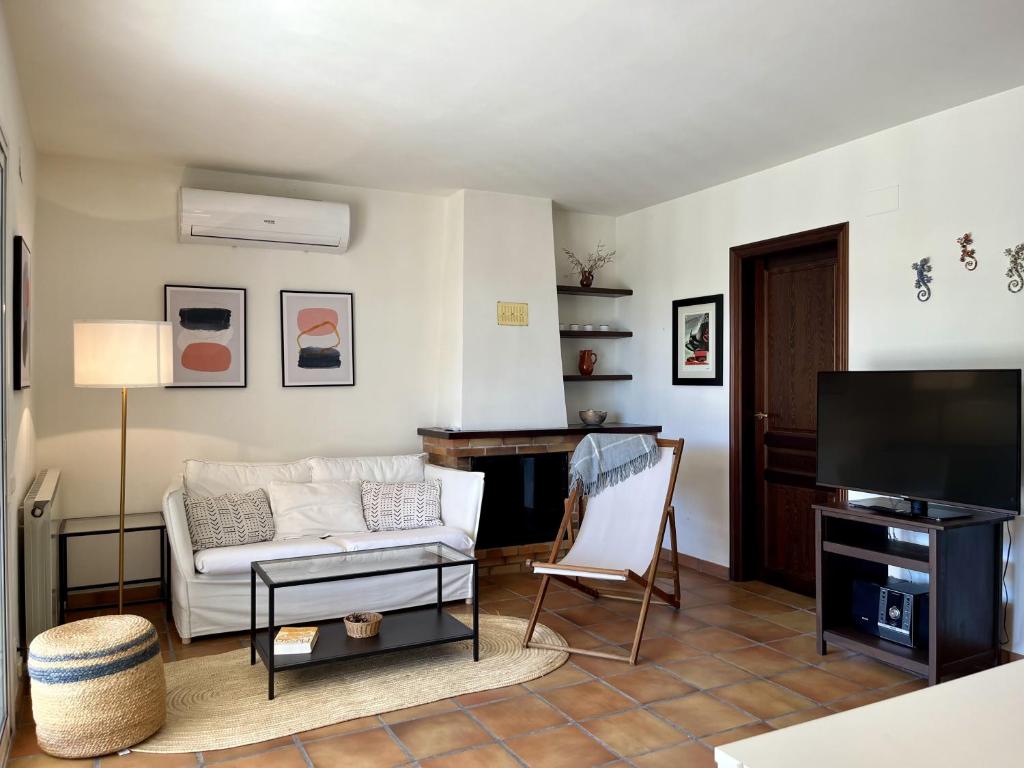 TV a/nebo společenská místnost v ubytování Villa Aurora hasta 10 personas piscina AC wifi