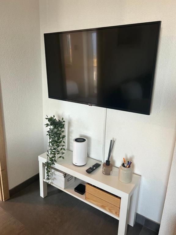 TV a/nebo společenská místnost v ubytování 4 valleys Modern appartment with free parking