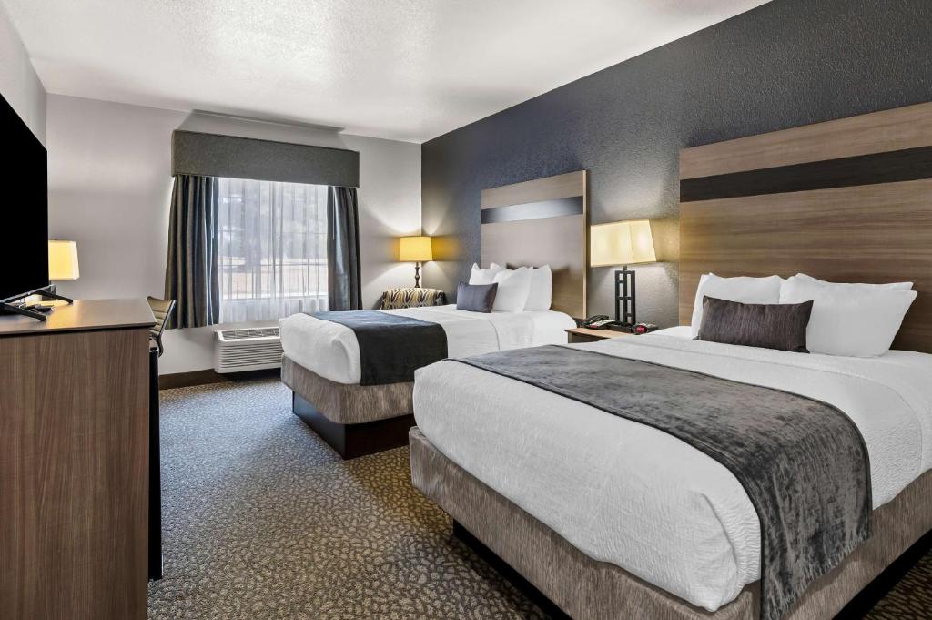 Кровать или кровати в номере Best Western Sherwood Inn & Suites