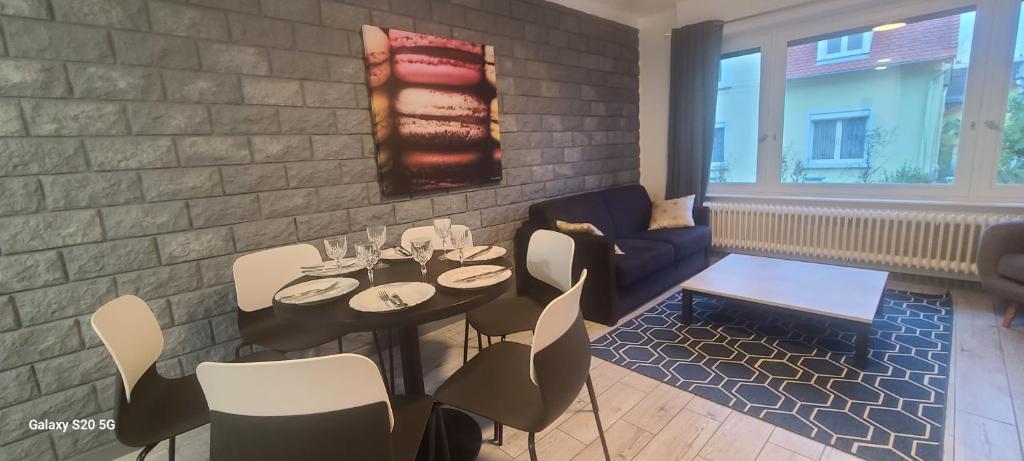 une salle à manger avec une table et des chaises dans l'établissement Strasbourg Centre Historique 15 mn en Tram et Aéroport Parking gratuit, à Lingolsheim