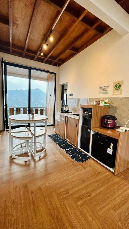 Kuchyň nebo kuchyňský kout v ubytování Sun Farm Dieng Villas