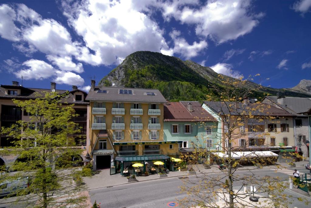 Nespecifikovaný výhled na hory nebo výhled na hory při pohledu z hotelu