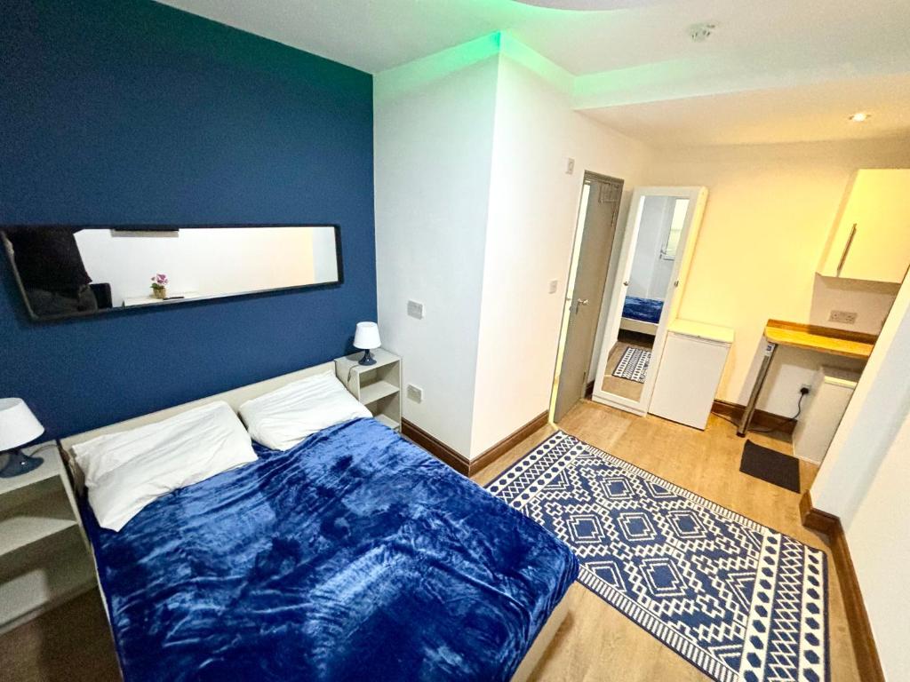 Postel nebo postele na pokoji v ubytování Cozy EnSuite In The Heart Of London