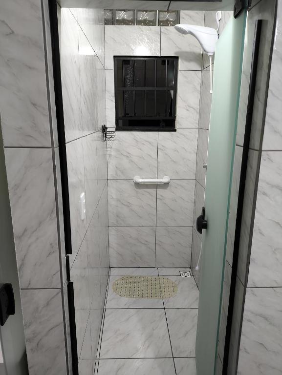 a bathroom with a shower with a glass door at Casa de Praia Família Próximo ao ExpoCentro BC in Balneário Camboriú