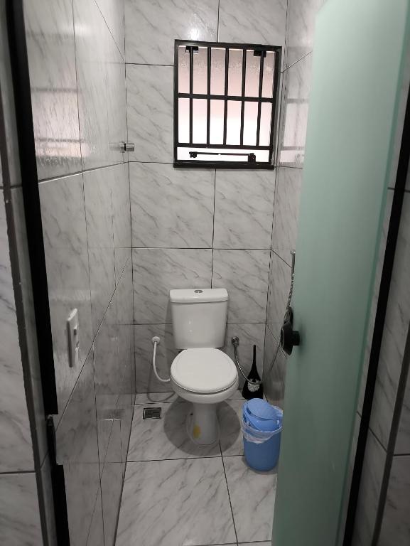 a small bathroom with a toilet and a window at Casa de Praia Família Próximo ao ExpoCentro BC in Balneário Camboriú