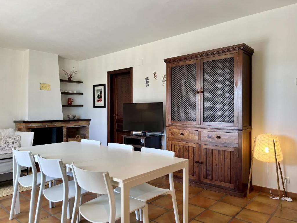 TV a/nebo společenská místnost v ubytování Villa Aurora hasta 10 personas piscina AC wifi