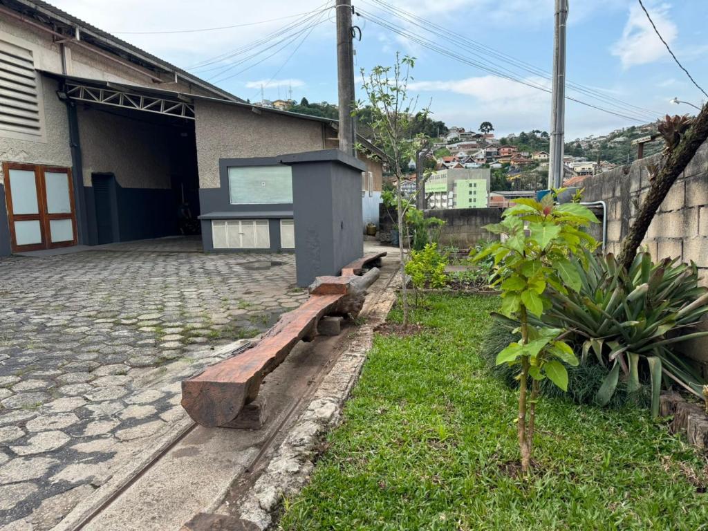 een rij banken voor een gebouw bij Chale Floresta in Campos do Jordão