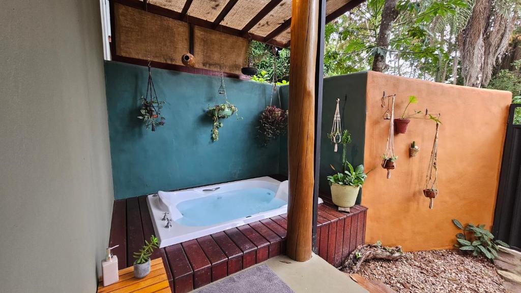 Zahrada ubytování Casas Vila Encantada Refúgio, conforto e natureza, apenas 2 min da avenida