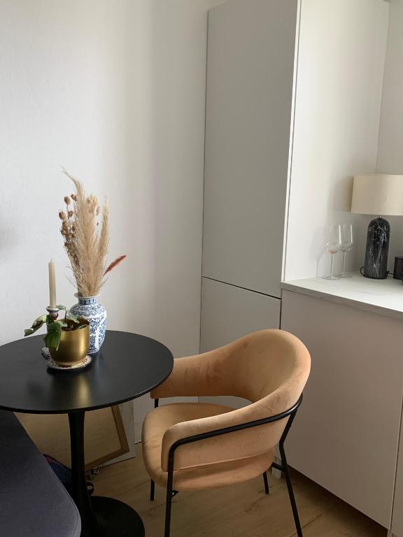 une chambre avec une table, une chaise et une table dans l'établissement Studio île de Nantes, à Nantes