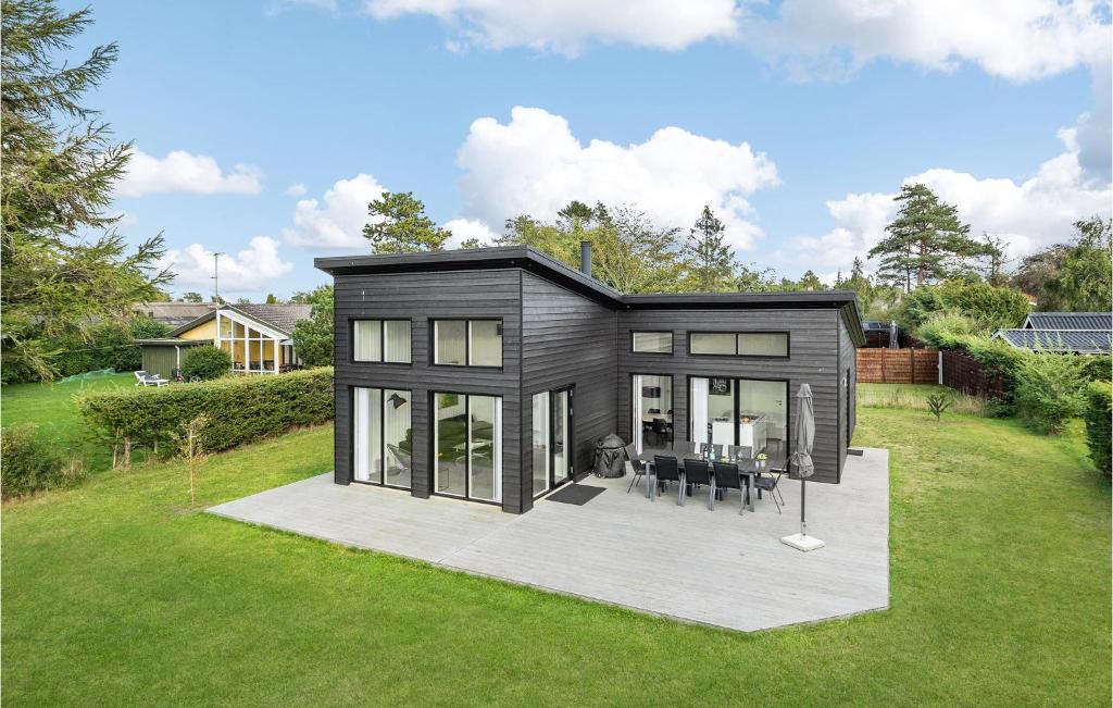una casa nera con un ponte in un cortile di Holiday Home Johs Jensensvej a Egeskov