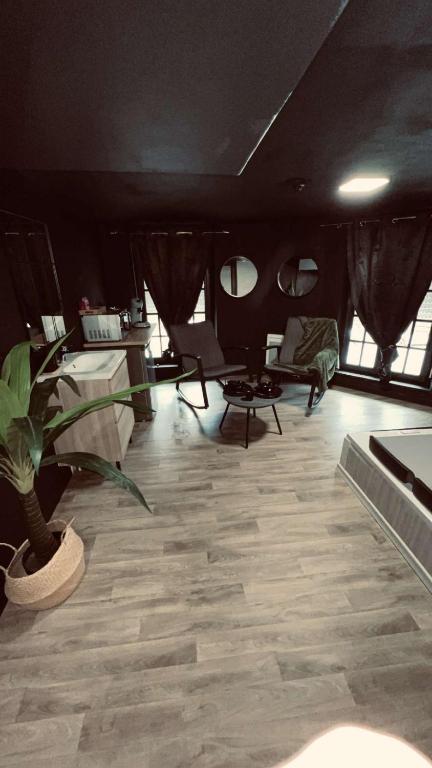 Posezení v ubytování Magnifique Loft 35m2 Jacuzzi RVB NIGHT 1