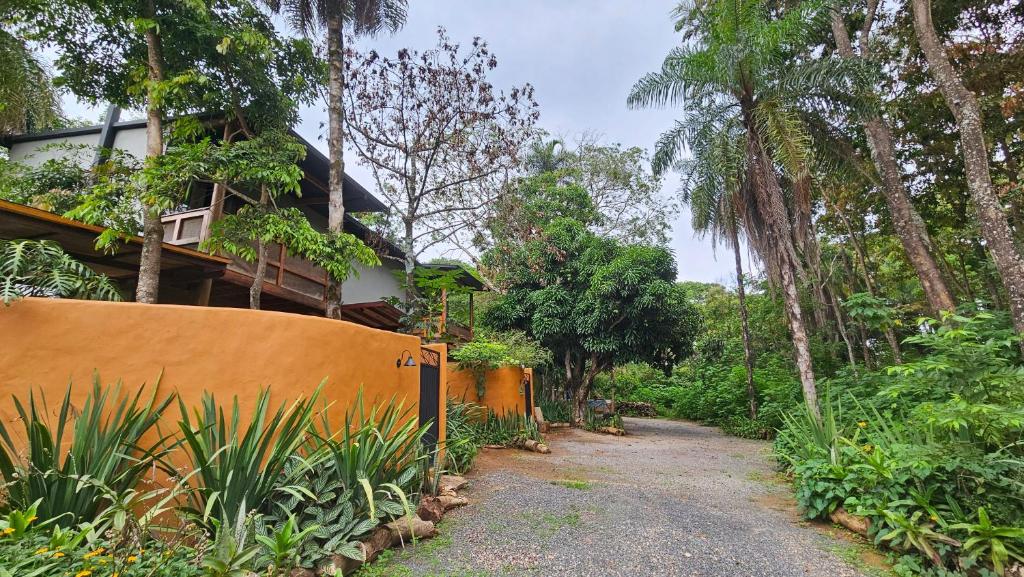 Zahrada ubytování Casas Vila Encantada Refúgio, conforto e natureza, apenas 2 min da avenida