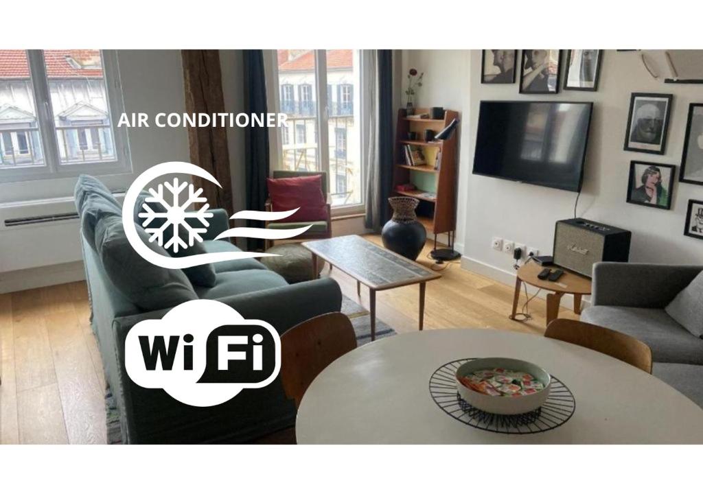 ein Wohnzimmer mit Sofa und Tisch in der Unterkunft Superbe T2, Climatisation, vue Fourvière in Lyon