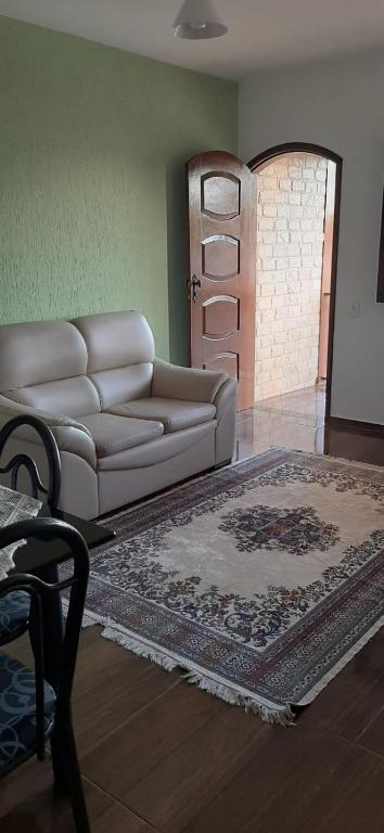 a living room with a couch and a rug at Paraíso da Tia Ana in Saquarema