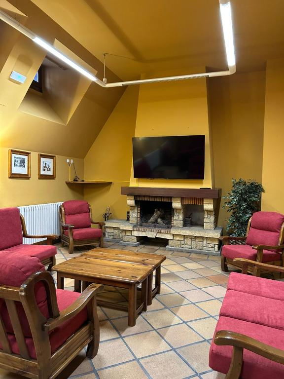 TV a/nebo společenská místnost v ubytování Hotel Covaleda Soria