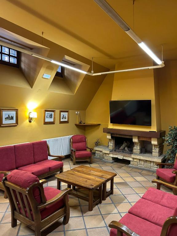 TV a/nebo společenská místnost v ubytování Hotel Covaleda Soria