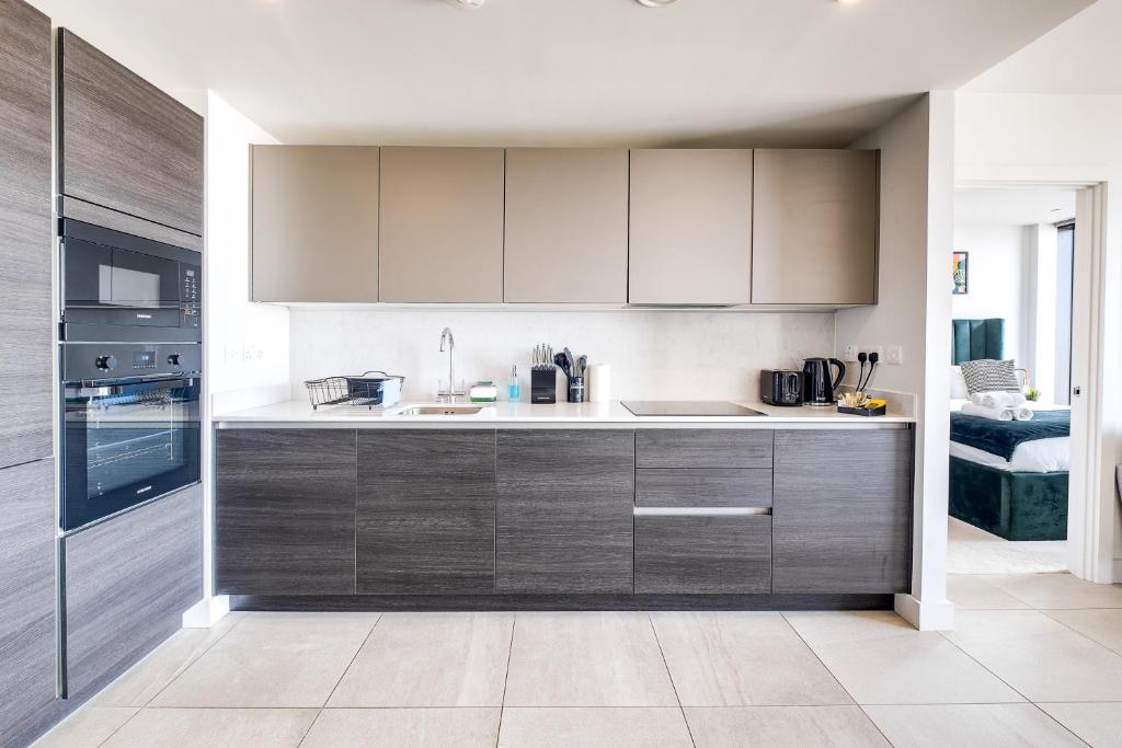Kuchyň nebo kuchyňský kout v ubytování Mercian Luxury Serviced Apartments- Birmingham City Centre - Better and bigger than a hotel!