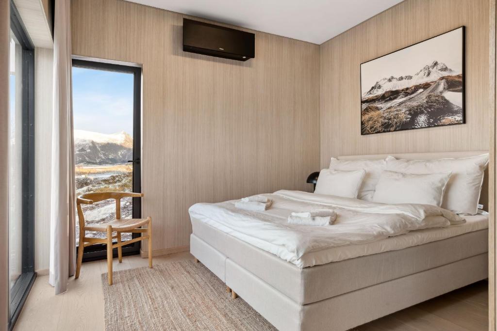 Postel nebo postele na pokoji v ubytování Amazing cabin in Lyngvær Resort LL24