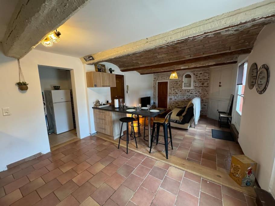 a kitchen and living room with a table and chairs at La casa terracotta in Claira