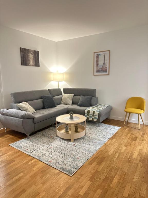 un salon avec un canapé et une table basse dans l'établissement Appartement 2 pièces Paris près du Canal St-Martin, à Paris