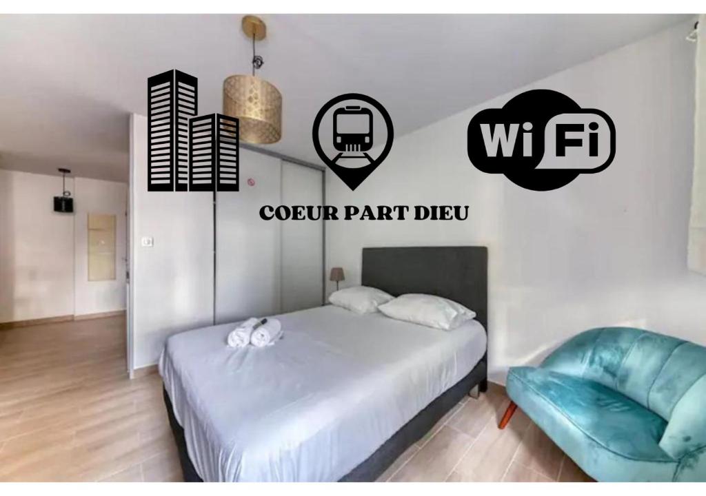 - une chambre avec un lit, un canapé et un panneau dans l'établissement Studio Cosy Coeur Part Dieu, à Lyon