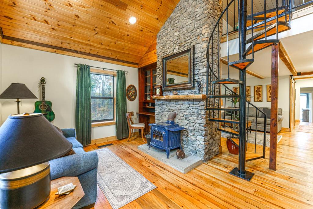 Foto sihtkohas Knoxville asuva majutusasutuse Cozy Cabin in the Woods w/ Playroom, Deck & Lounge galeriist