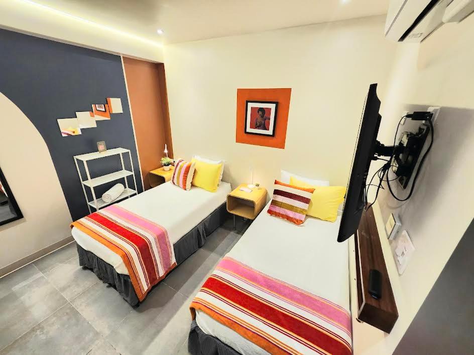 TV a/nebo společenská místnost v ubytování Somos Hotel San Juan