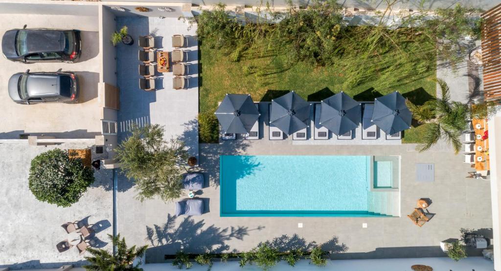 Bazén v ubytování Hypnosis Beachside Villa with Private Heated Pool nebo v jeho okolí