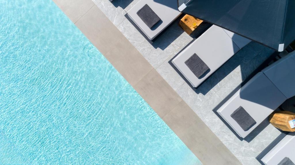 Bazén v ubytování Hypnosis Beachside Villa with Private Heated Pool nebo v jeho okolí