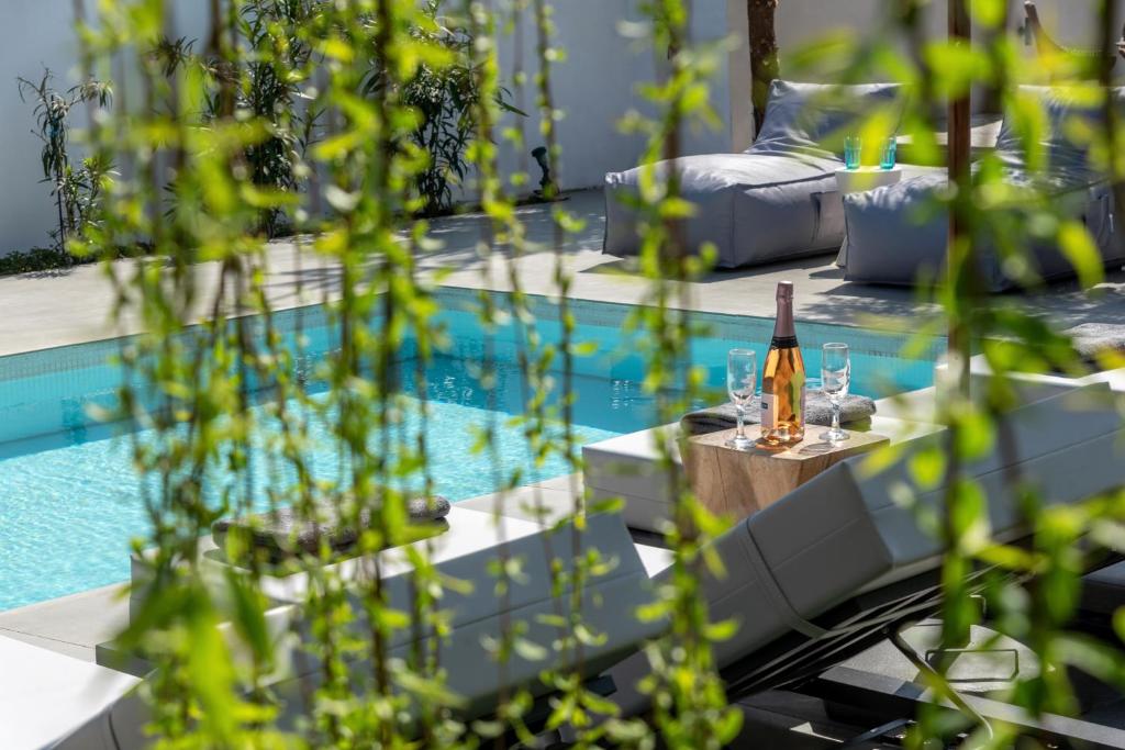Bazén v ubytování Hypnosis Beachside Villa with Private Heated Pool nebo v jeho okolí