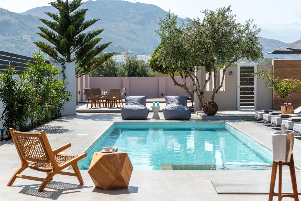 Bazén v ubytování Hypnosis Beachside Villa with Private Heated Pool nebo v jeho okolí