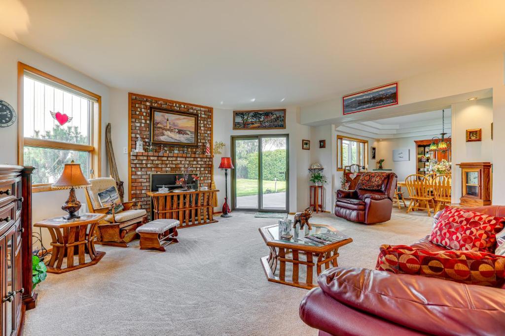 Un lugar para sentarse en Unique Home with Beautiful Mtn Views!