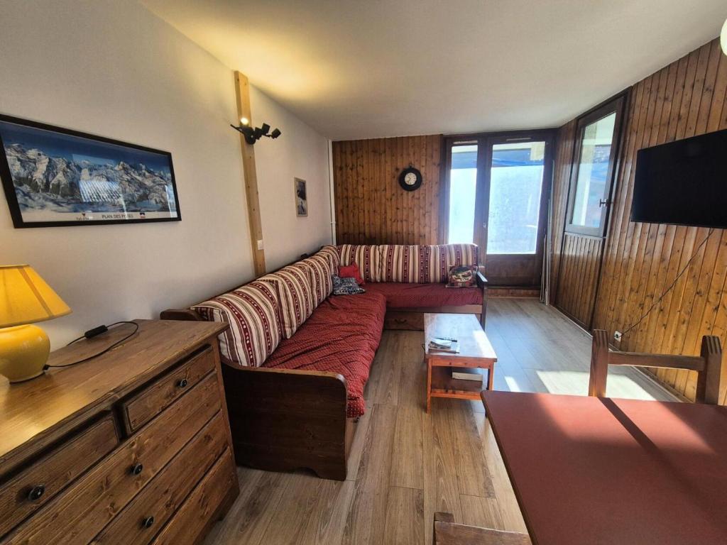 un salon avec un canapé et une table dans l'établissement Résidence Grandes Platieres 2 - Appartement lumineux · Proche pistes et commerces MAE-1761, à Tignes