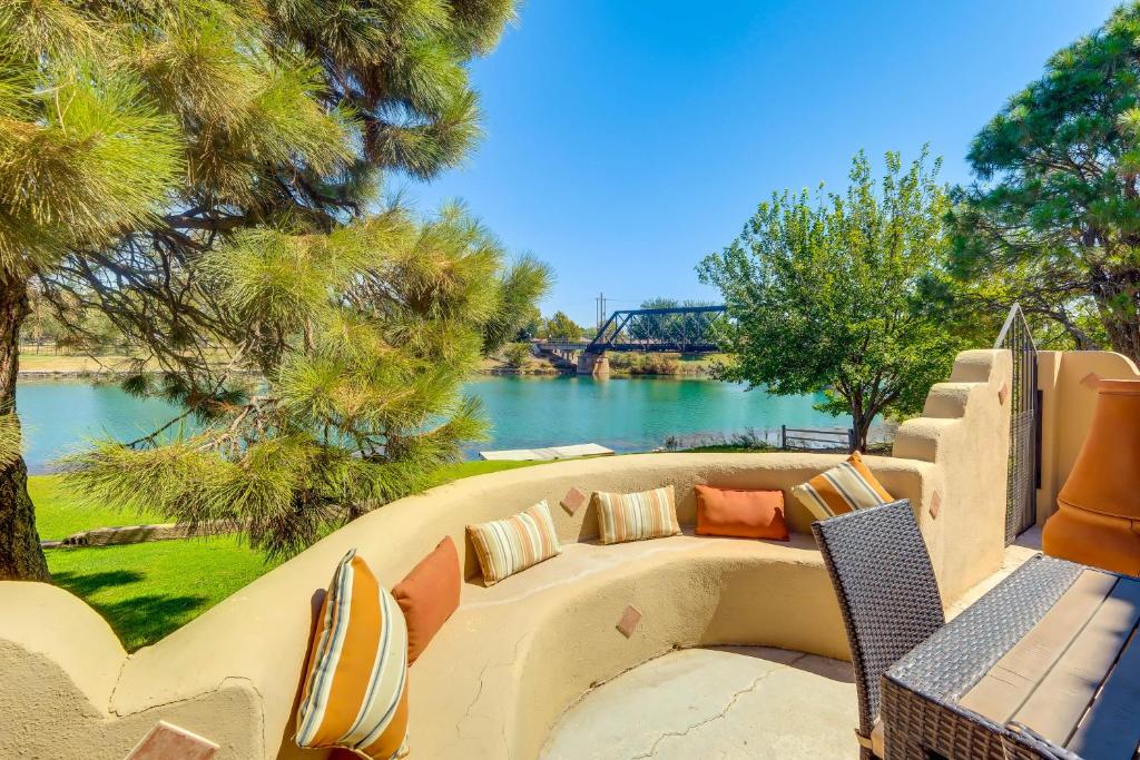卡尔斯巴德Lakefront Unit with Dock in Carlsbad!的庭院设有长凳,享有河景