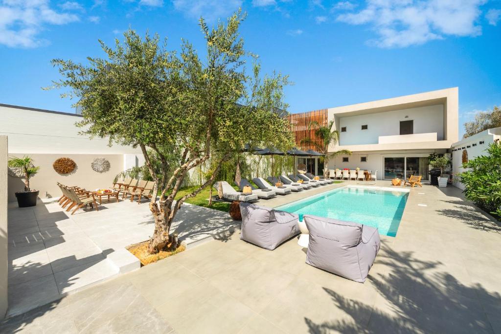 Bazén v ubytování Hypnosis Beachside Villa with Private Heated Pool nebo v jeho okolí