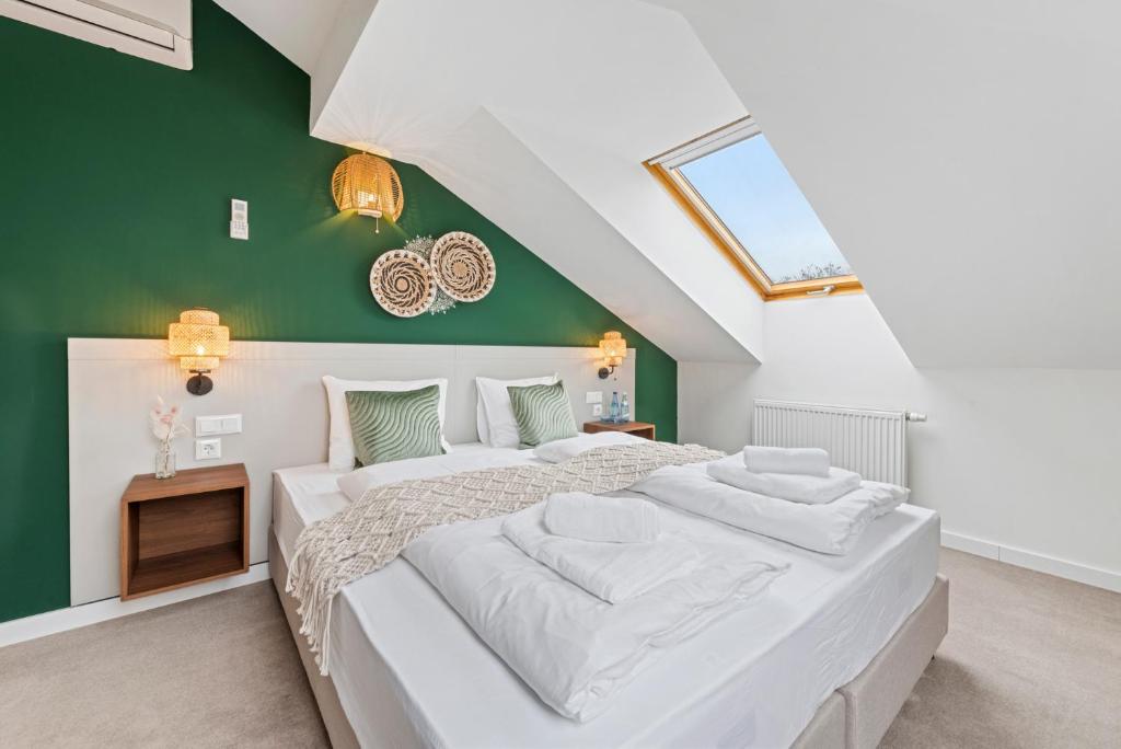 Postel nebo postele na pokoji v ubytování VIVE Hotel & Restaurant Vienna